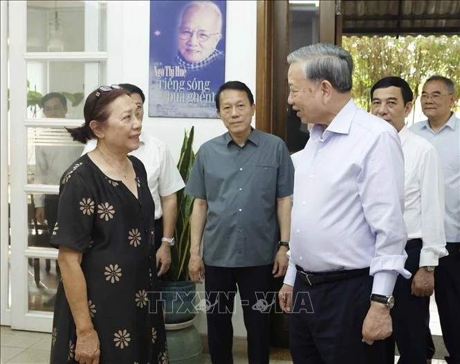 Tổng Bí thư, Chủ tịch nước Tô Lâm cùng Đoàn công tác của Trung ương thăm hỏi thân nhân gia đình Tổng Bí thư Nguyễn Văn Linh.