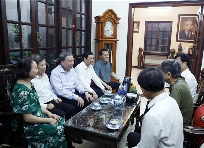 Tổng Bí thư, Chủ tịch nước Tô Lâm cùng Đoàn công tác của Trung ương thăm hỏi thân nhân gia đình Chủ tịch Hội đồng Bộ trưởng Phạm Hùng.