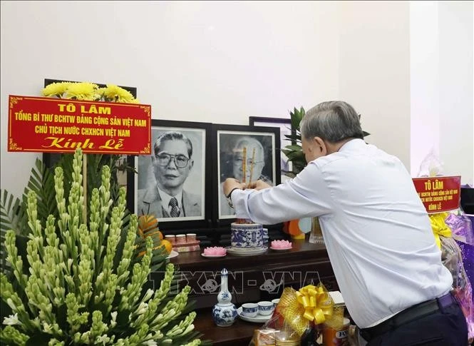 Tổng Bí thư, Chủ tịch nước Tô Lâm dâng hương tưởng nhớ Tổng Bí thư Nguyễn Văn Linh.