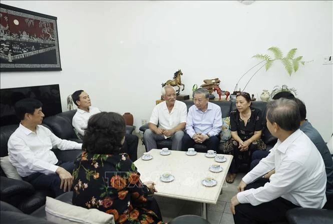 Tổng Bí thư, Chủ tịch nước Tô Lâm cùng Đoàn công tác của Trung ương thăm hỏi thân nhân gia đình Tổng Bí thư Nguyễn Văn Linh.
