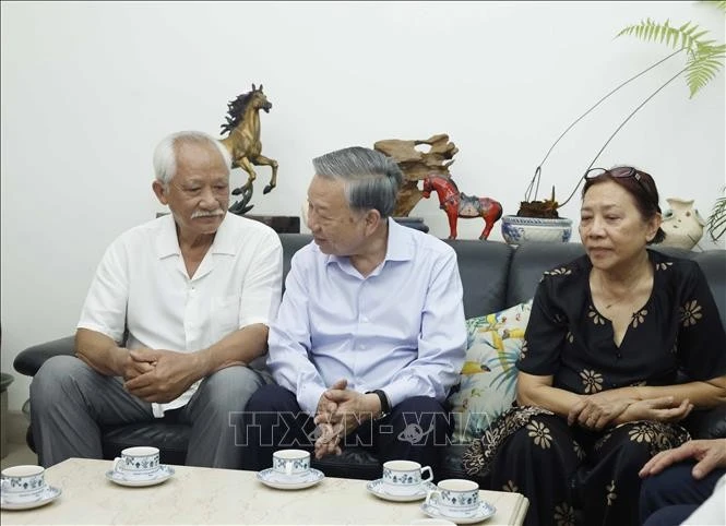 Tổng Bí thư, Chủ tịch nước Tô Lâm thăm hỏi thân nhân gia đình Tổng Bí thư Nguyễn Văn Linh.