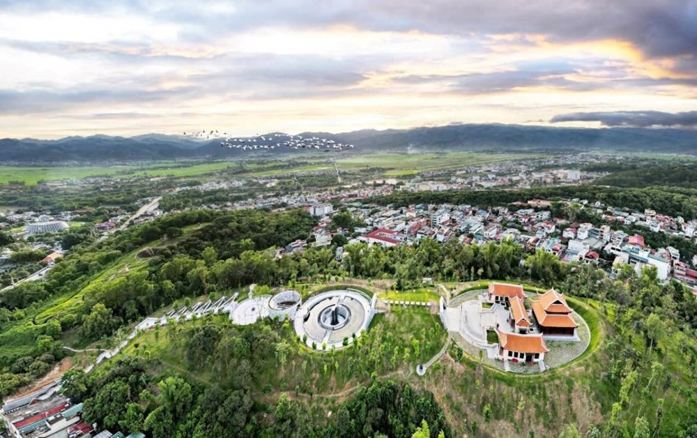 Đền thờ liệt sĩ tại Chiến trường Điện Biên Phủ trên di tích Đồi F.