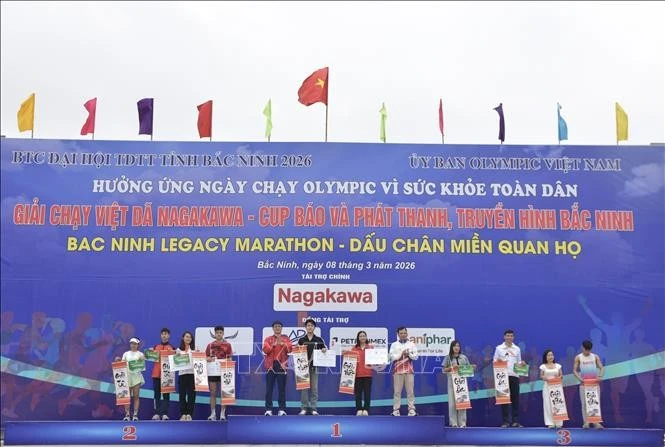 Ban Tổ chức trao giải cho các đội.