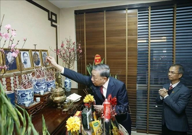 Tổng Bí thư Tô Lâm thắp hương tưởng niệm Tổng Bí thư Trường Chinh.