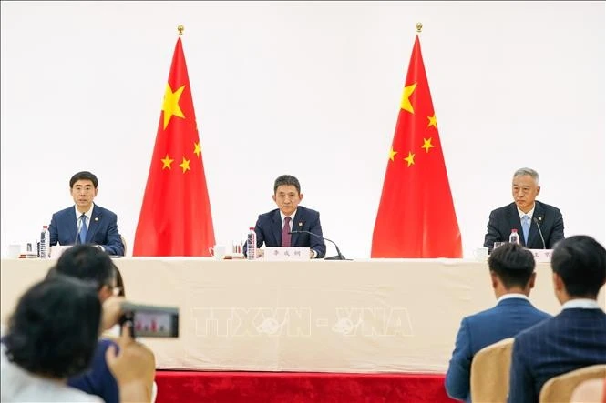 Người phát ngôn Bộ Thương mại Trung Quốc Hà Á Đông (ảnh, trái).