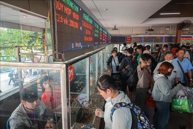 Hành khách tìm chuyến và mua vé xe khách tại Bến xe Nước Ngầm.