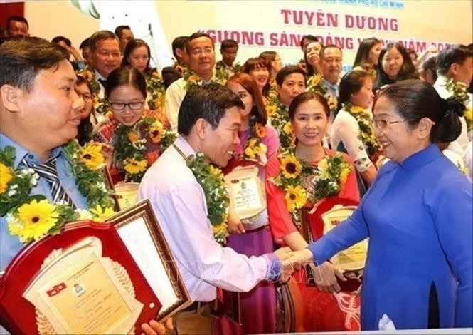 Bà Võ Thị Dung, Phó Bí thư Thành ủy Thành phố Hồ Chí Minh thăm hỏi động viên các điển hình “Gương sáng đảng viên” năm 2020. Đây là những đảng viên có nhiều đóng góp trong công tác xây dựng Đảng, hoạt động Công đoàn, nhất là công tác phát triển đảng viên là công nhân, lao động trong các doanh nghiệp.