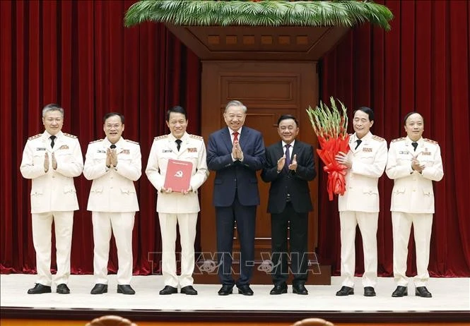 Tổng Bí thư, Chủ tịch nước Tô Lâm trao Quyết định chỉ định tham gia Ban Chấp hành, Ban Thường vụ, Bí thư, Phó Bí thư Đảng uỷ Công an Trung ương nhiệm kỳ 2025 - 2030.