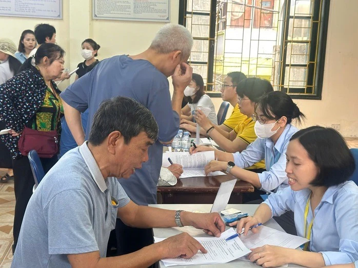 Hướng dẫn người dân làm thủ tục thay đổi về ủy quyền nhận lương hưu.