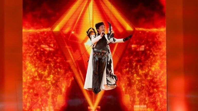Sự xuất hiện của nam ca sĩ mang đến nhiều bất ngờ cho các khán giả tham gia chương trình.