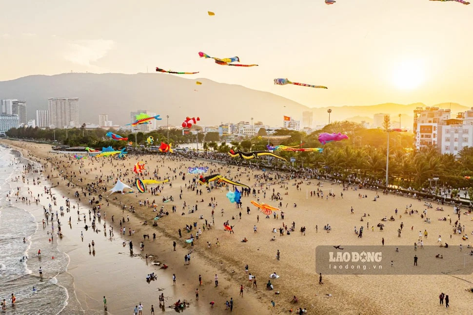 Biển Quy Nhơn (Gia Lai) hút khách du lịch mùa cao điểm.