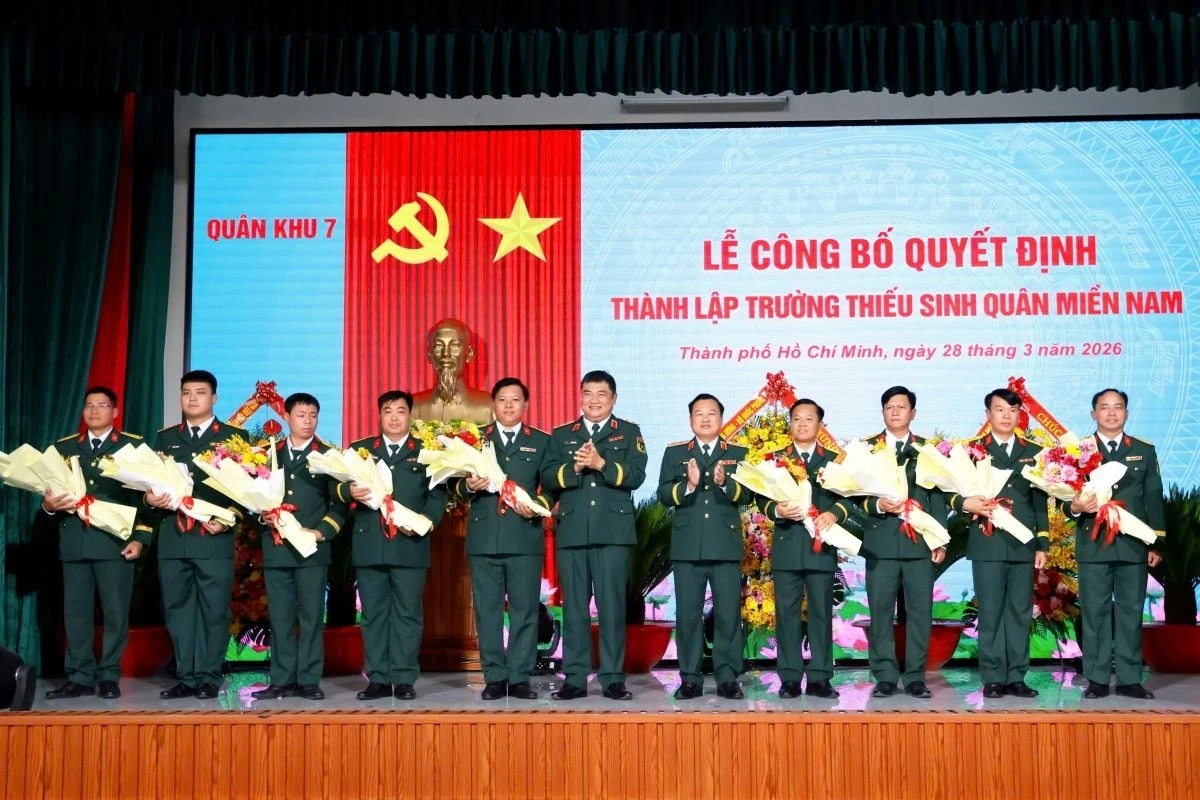 Trung tướng Lê Xuân Thế, Tư lệnh Quân khu 7 và Trung tướng Trần Vinh Ngọc, Chính ủy Quân khu trao hoa chúc mừng Ban Chấp hành Đảng bộ Trường Thiếu sinh quân miền Nam.