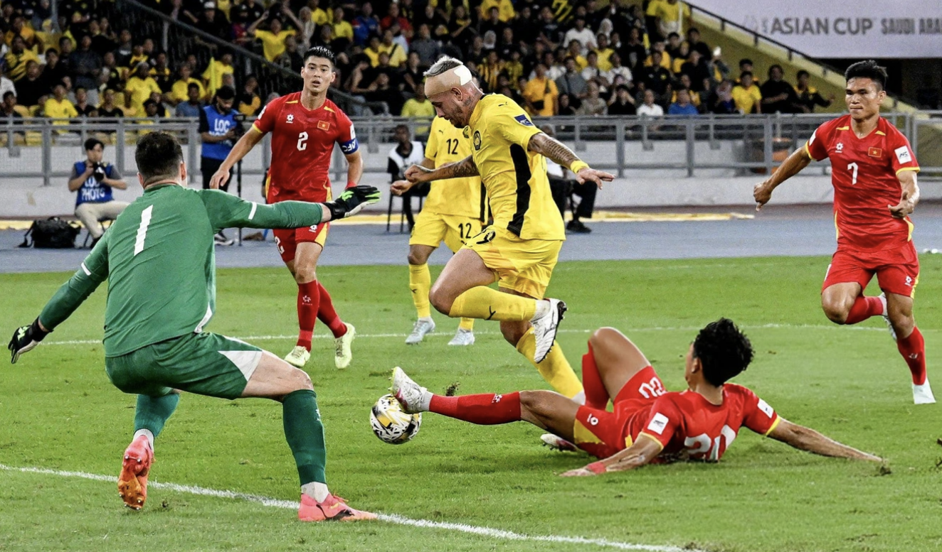 Malaysia bị xử thua 0 - 3 trước tuyển Việt Nam ở lượt đi, đoàn quân của HLV Kim Sang-sik chắc chắn vượt qua vòng loại với ngôi nhất bảng F.