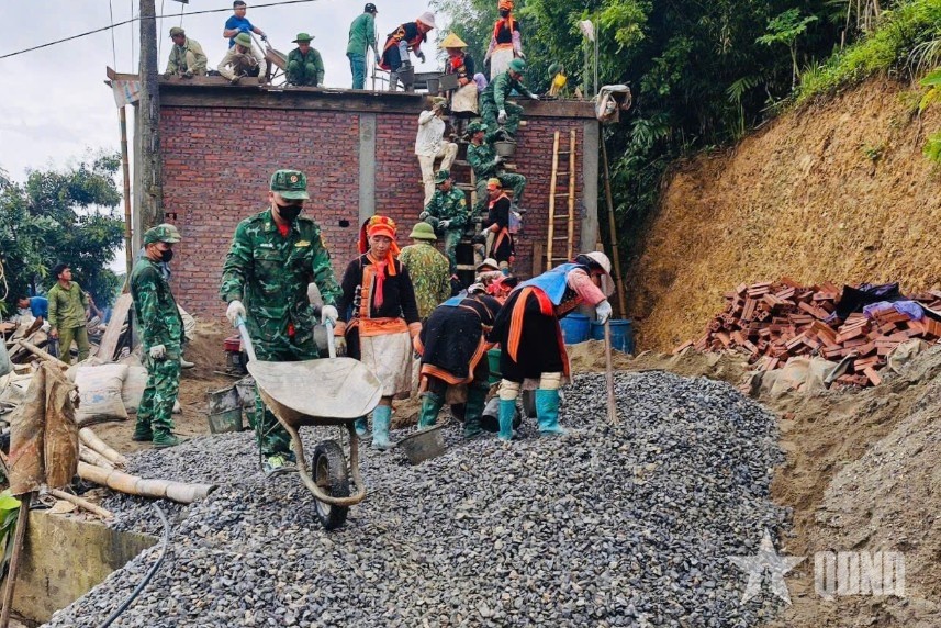 Cán bộ, chiến sĩ Đồn Biên phòng Vàng Ma Chải (Ban chỉ huy Bộ đội Biên phòng tỉnh Lai Châu) giúp dân làm nhà.