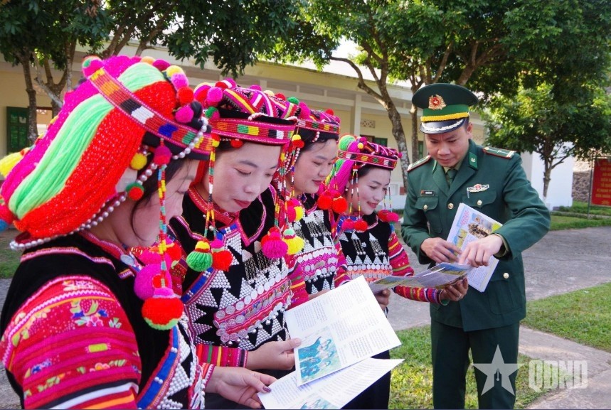 Cán bộ Đồn Biên phòng A Pa Chải (Ban chỉ huy Bộ đội Biên phòng tỉnh Điện Biên) tuyên truyền, phổ biến pháp luật cho người dân.