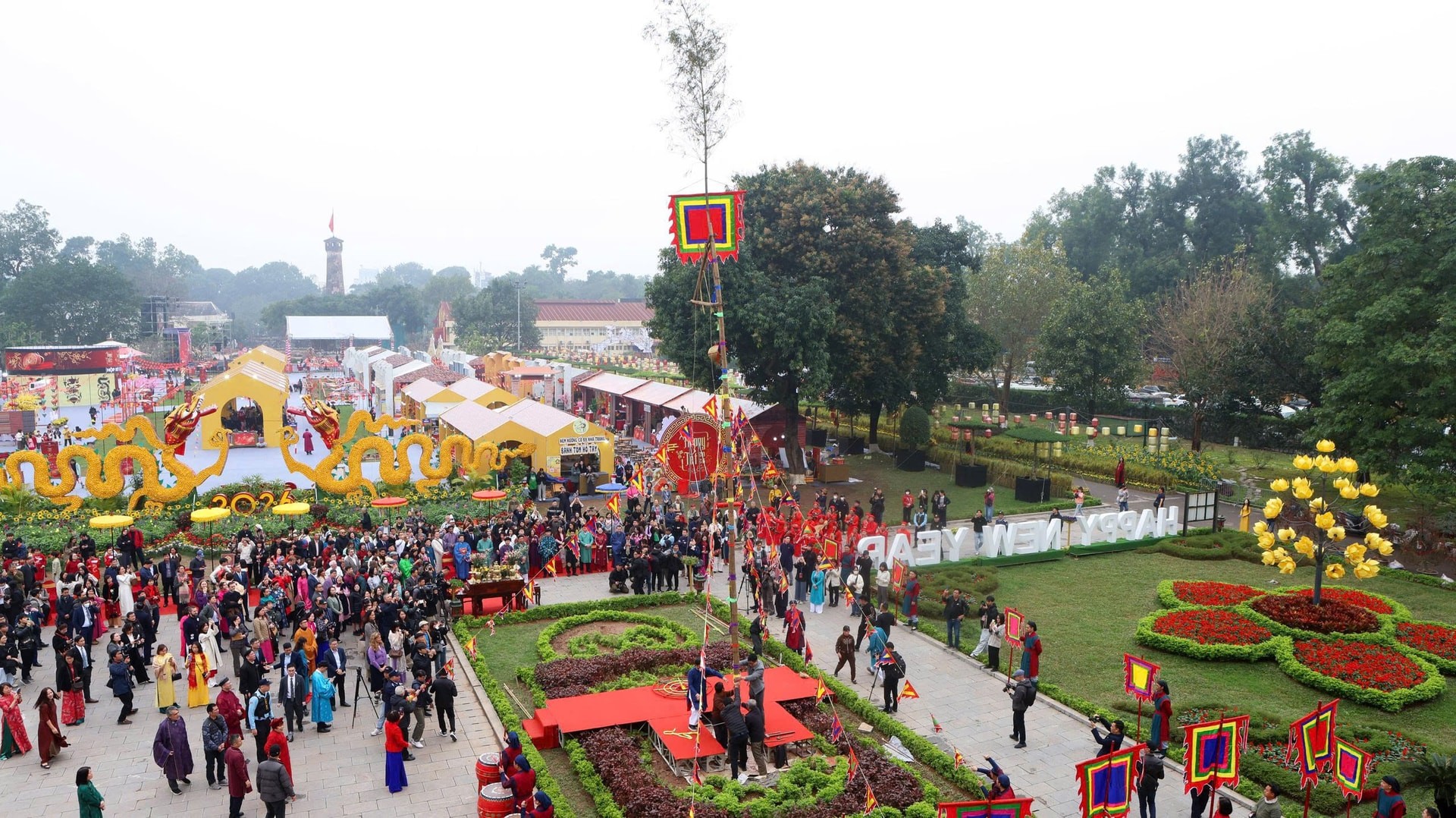 Nghi thức dựng cây nêu ngày Tết. Ảnh: Viết Thành