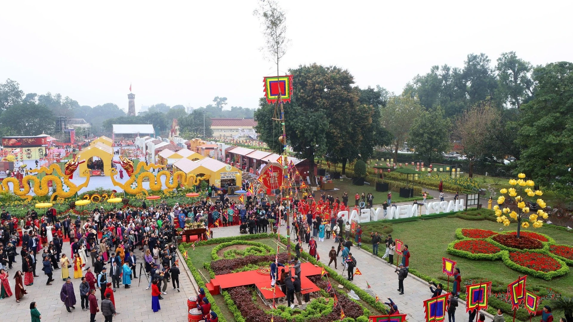 Nghi thức dựng cây nêu ngày Tết. Ảnh: Viết Thành