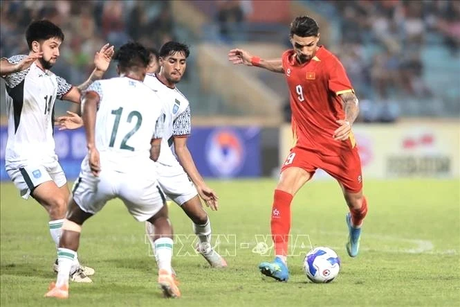 Màn tái đấu này, tuyển Việt Nam được đánh giá là mạnh hơn so với trận đấu lượt đi giữa hai đội ở vòng loại Asian Cup 2027 diễn ra ở Kuala Lumpur năm ngoái khi đã có sự trở lại của chân sút nhập tịch Nguyễn Xuân Son và tân binh Đỗ Hoàng Hên.