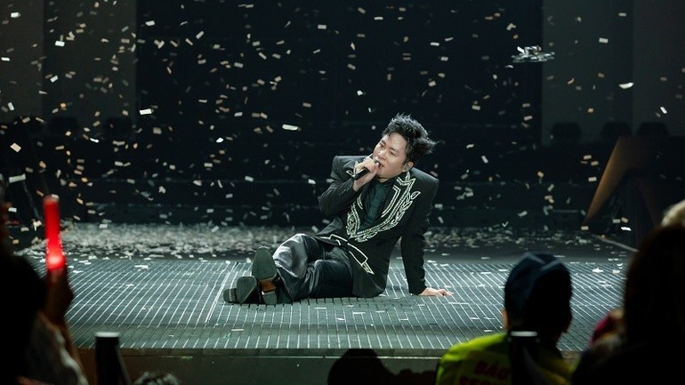 Chủ động bước ra khỏi "vùng an toàn" của mình, ca sĩ Tùng Dương mong muốn có thể kết nối cảm xúc với đông đảo khán giả trẻ.