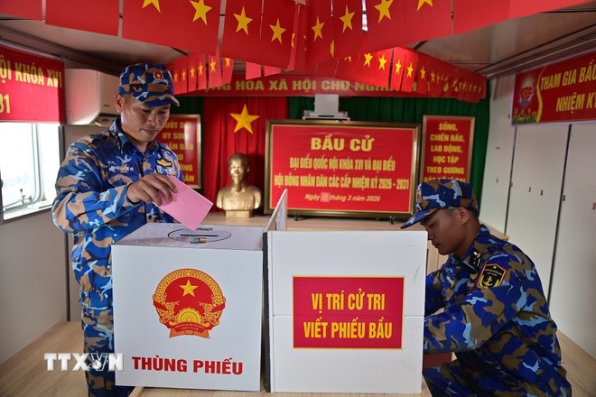 Cán bộ, chiến sỹ tàu Trường Sa 02 trực trên biển tham gia bỏ phiếu bầu.