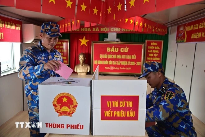 Cán bộ, chiến sỹ tàu Trường Sa 02 trực trên biển tham gia bỏ phiếu bầu.