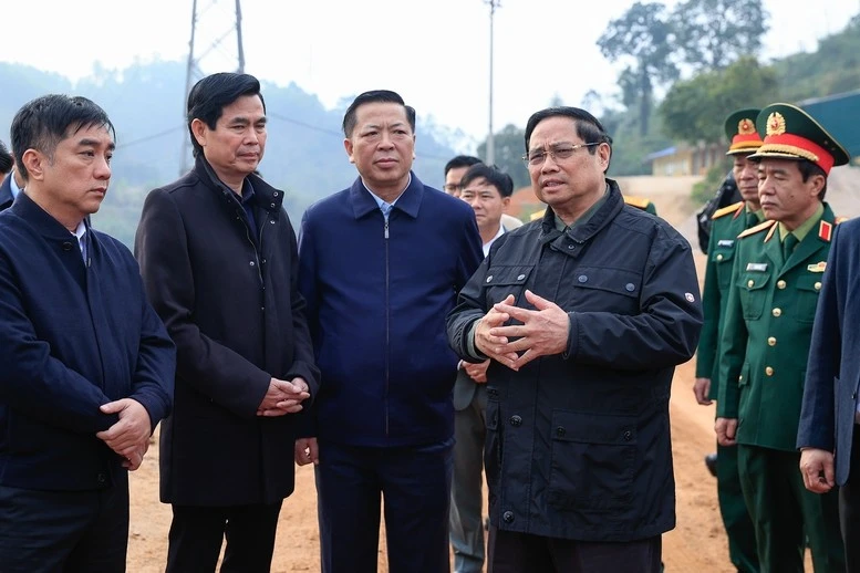 Thủ tướng trao đổi với các đơn vị tại Km 0 nhánh Cốc Nam thuộc công trình giao thông trọng điểm tại Lạng Sơn.