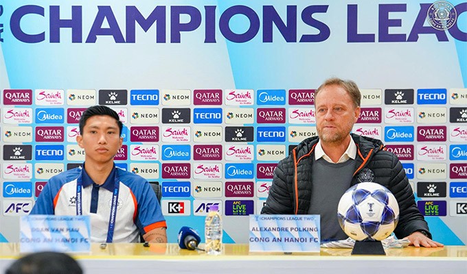 Văn Hậu hạ quyết tâm đánh bại đối thủ đến từ Singapore.