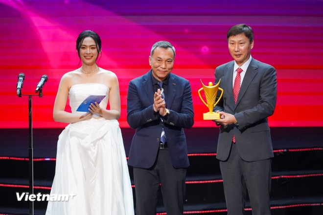 Huấn luyện viên Kim Sang-sik (phải) nhận giải thưởng "Chuyên gia nước ngoài xuất sắc của năm".