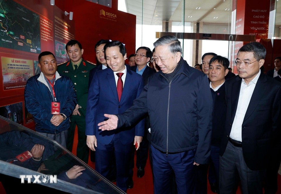 Tổng Bí thư Tô Lâm và các đại biểu tham quan không gian trưng bày ảnh về Ban Chấp hành Đảng bộ tỉnh Cao Bằng.