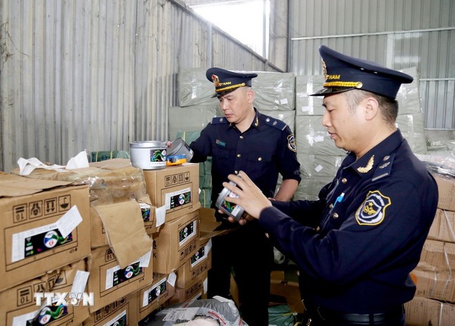 Lực lượng Hải quan Cửa khẩu Quốc tế Hữu Nghị (Lạng Sơn) kiểm tra nhãn mác hàng hóa nhập khẩu tại kho bãi khu vực cửa khẩu.