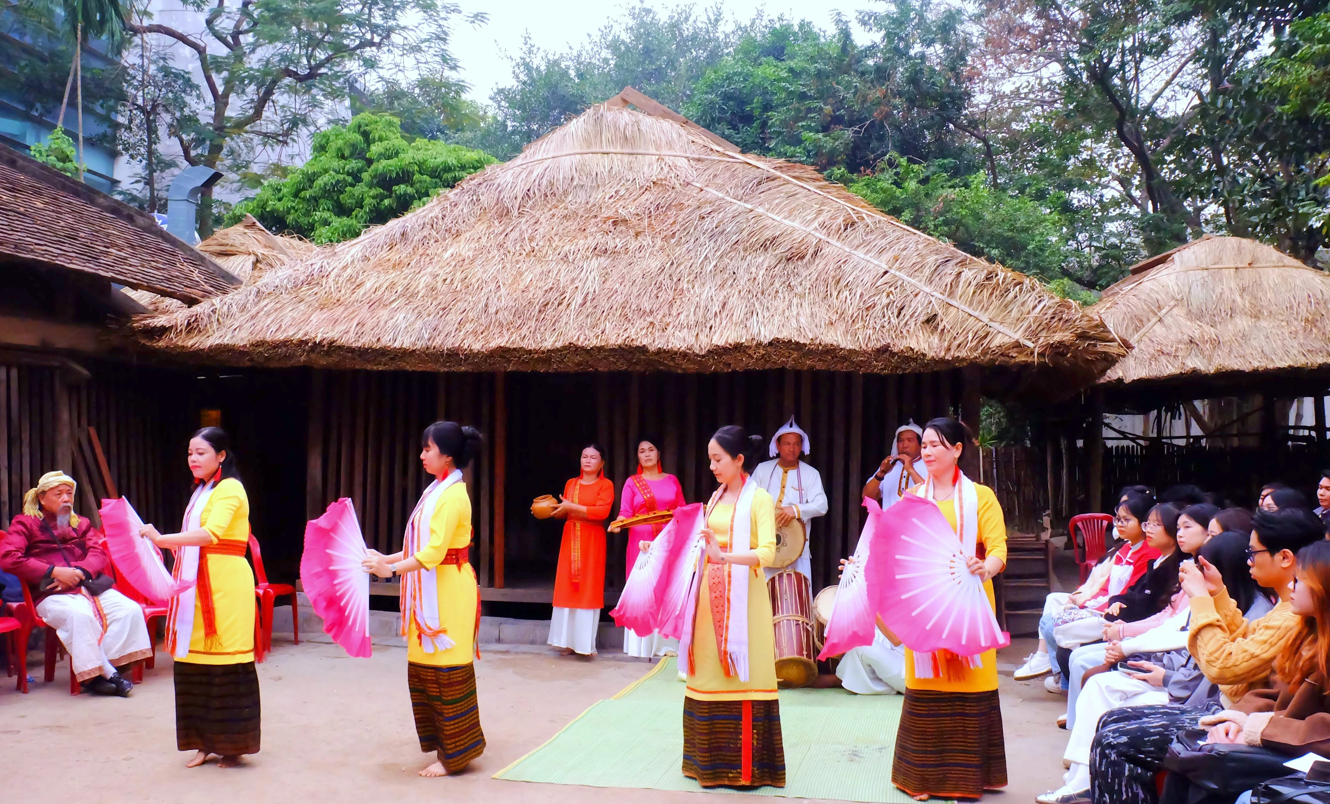 Bản sắc văn hóa các dân tộc - nguồn lực phát triển các ngành công nghiệp văn hóa.