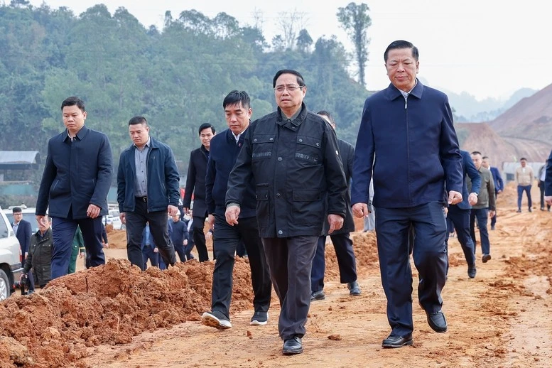 Thủ tướng kiểm tra tại Km 0 nhánh Cốc Nam thuộc công trình giao thông trọng điểm tại Lạng Sơn.