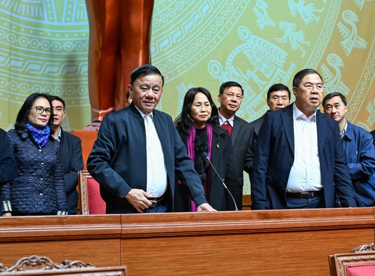 Thường trực Ban Bí thư Trần Cẩm Tú kiểm tra công tác lắp đặt thiết bị tại khu vực Hội trường trung tâm.