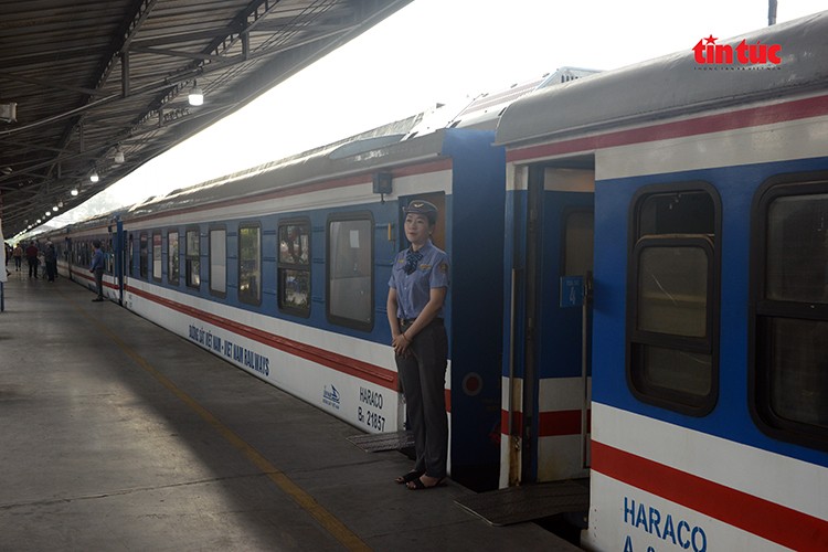 Ảnh hưởng từ sự cố sà lan đâm cầu Gềnh, các chuyến tàu SE22, TN4 và SE10 xuất phát từ ga Sài Gòn trong ngày 6/3 phải tạm dừng.