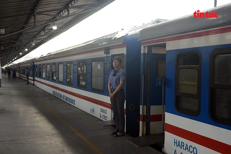 Ảnh hưởng từ sự cố sà lan đâm cầu Gềnh, các chuyến tàu SE22, TN4 và SE10 xuất phát từ ga Sài Gòn trong ngày 6/3 phải tạm dừng.