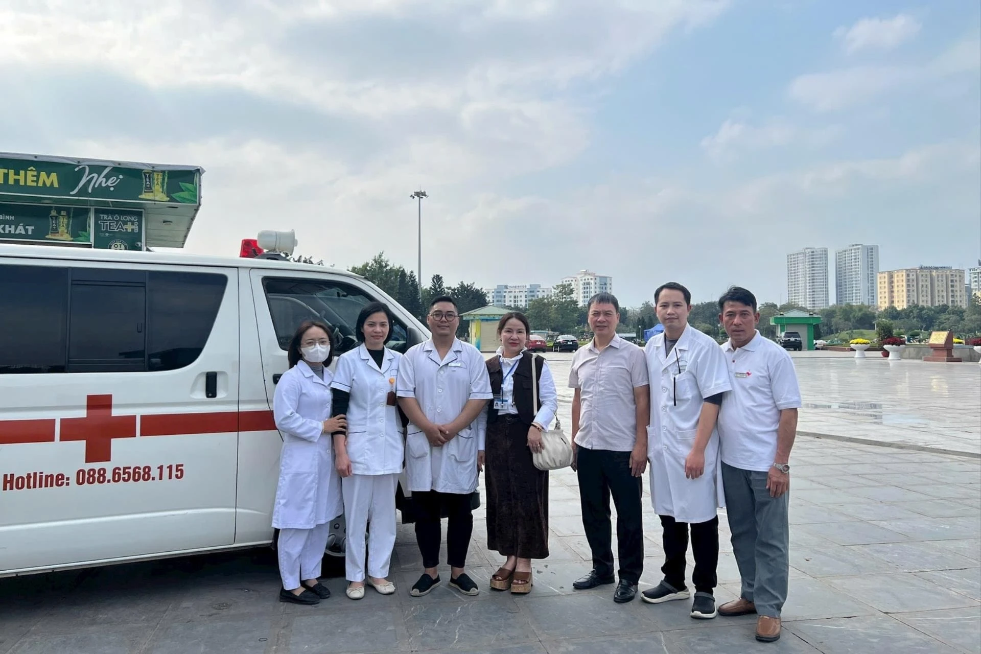 Kíp trực cấp cứu, vận chuyển cấp cứu của Bệnh viện Nam Thăng Long chuẩn bị phục vụ hoạt động bắn pháo hoa Tết Nguyên đán Bính Ngọ 2026.