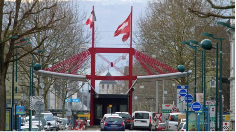 Ô tô xếp hàng dài tại cửa khẩu biên giới giữa Pháp và Thụy Sĩ ngày 10/2.