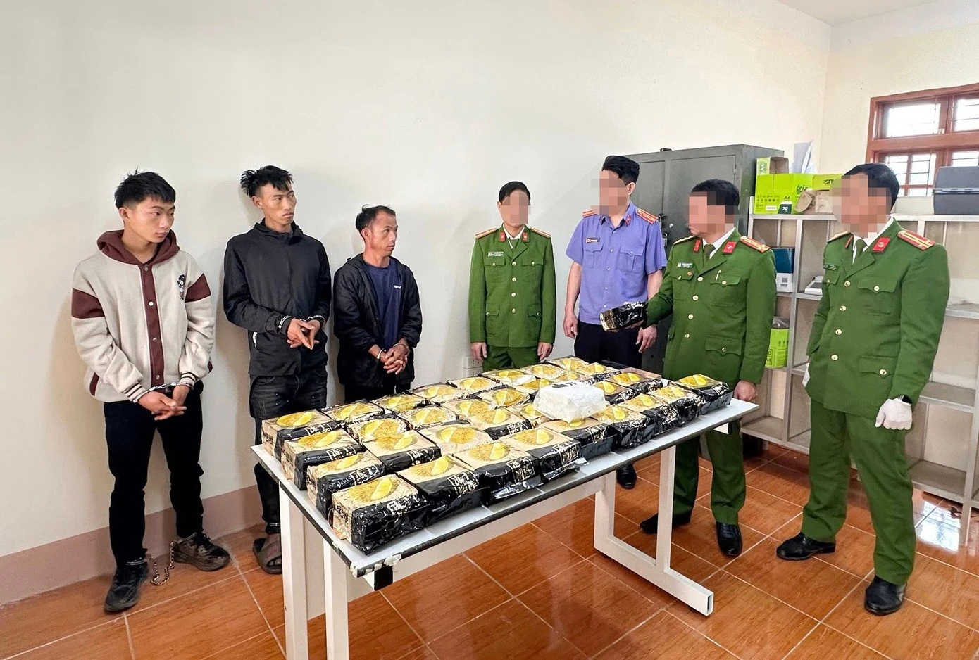 3 đối tượng Lý A Dơ, Lý A Lù và Lý A Cang cùng tang vật.