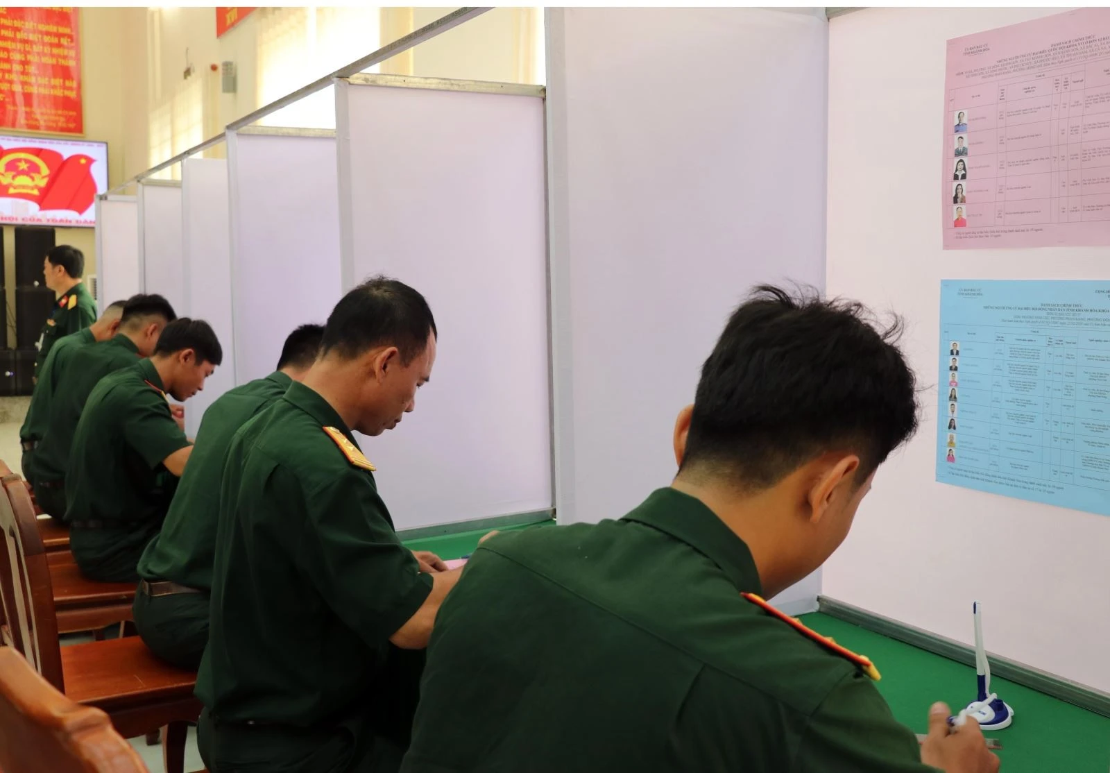 Các chiến sĩ Lữ đoàn Đặc công nước 5 thực hiện chọn người ứng cử đại biểu Quốc hội khóa XVI và HĐND các cấp nhiệm kỳ 2026 - 2031.