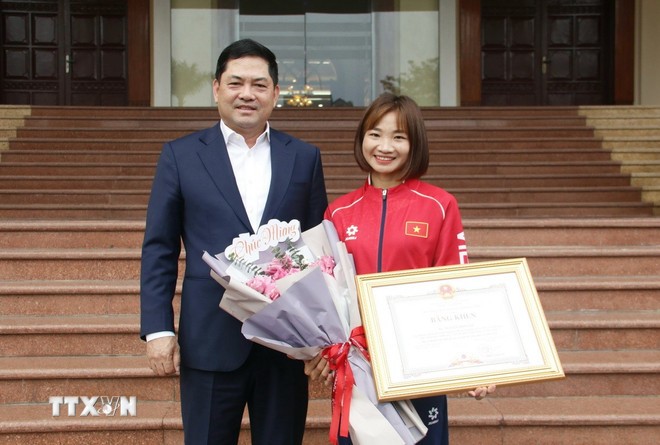 Vận động viên điền kinh Nguyễn Thị Oanh cùng Bí thư Tỉnh ủy Bắc Ninh Nguyễn Hồng Thái.