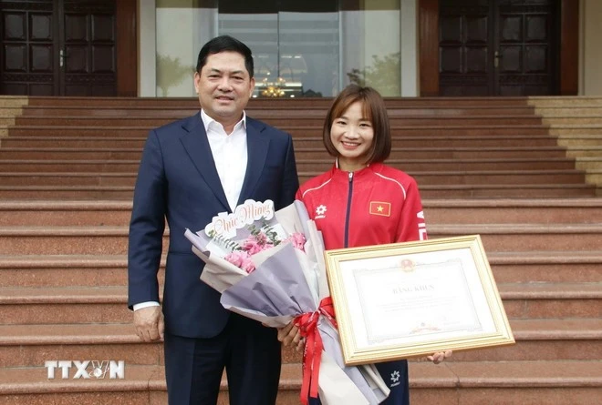 Vận động viên điền kinh Nguyễn Thị Oanh cùng Bí thư Tỉnh ủy Bắc Ninh Nguyễn Hồng Thái.