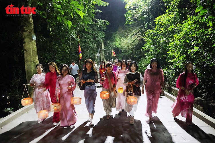 Du khách tham gia hành trình dâng hương, di chuyển theo tuyến lên các đền trong không gian núi rừng Nghĩa Lĩnh về đêm.