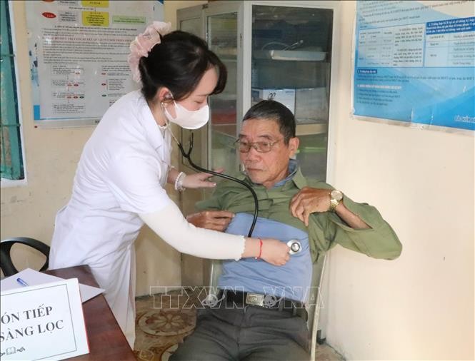 Nhân viên y tế khám bệnh cho người dân tại y tế cơ sở.