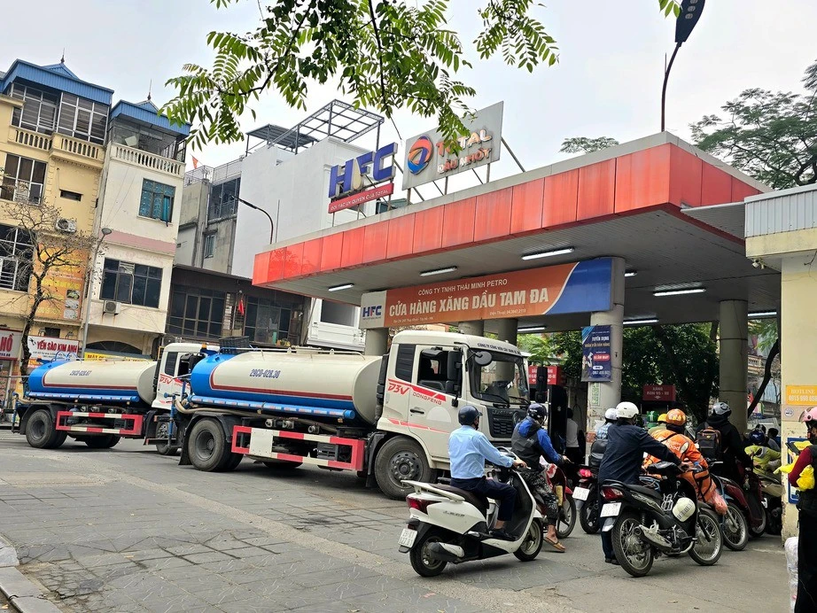 Chỉ trong khoảng 10 ngày kể từ khi xung đột Mỹ – Iran bùng phát, giá xăng dầu đã tăng đột biến, có mặt hàng gần như tăng gấp đôi.