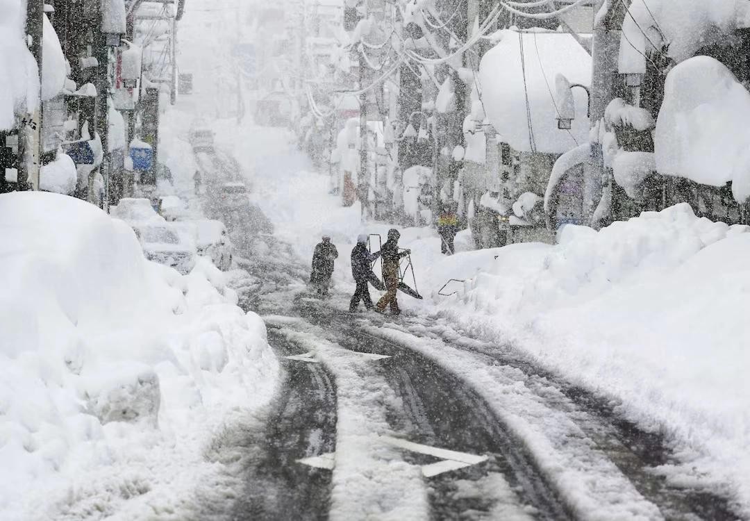Do tuyết rơi dày và kéo dài tại nhiều khu vực, chính phủ Nhật Bản đã đưa ra hàng loạt cảnh báo.