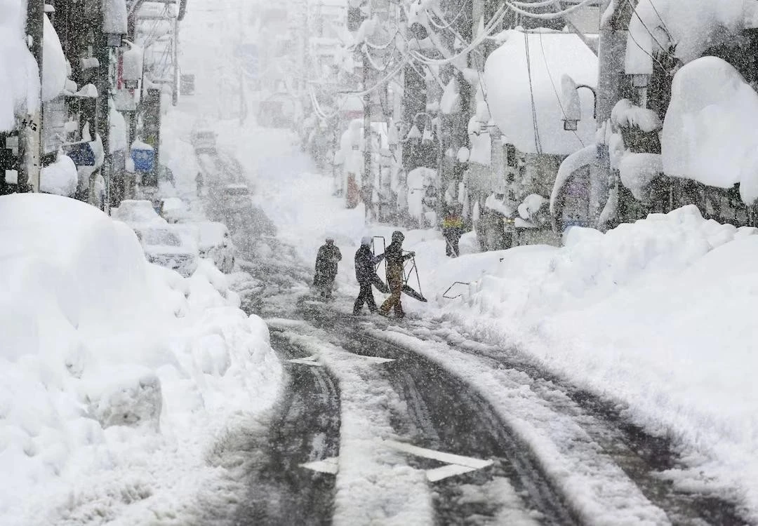 Do tuyết rơi dày và kéo dài tại nhiều khu vực, chính phủ Nhật Bản đã đưa ra hàng loạt cảnh báo.