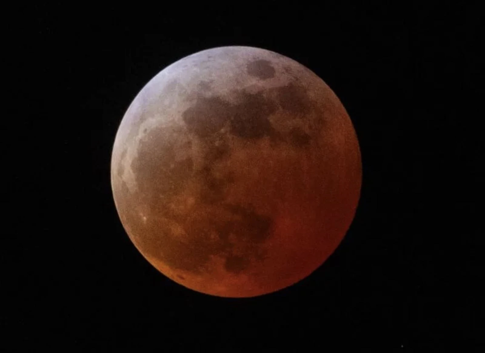 Hiện tượng nguyệt thực máu được quan sát từ Huntington Beach vào ngày 13/3/2025.