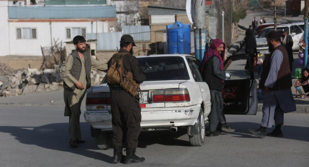 Lực lượng an ninh kiểm tra các phương tiện tại một trạm kiểm soát tạm thời sau các cuộc không kích ở Kabul, Afghanistan, ngày 27/2.