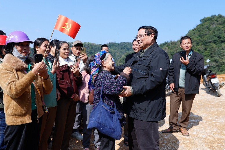 Thủ tướng thăm hỏi người dân tại Km43 dự án Đồng Đăng - Trà Lĩnh.