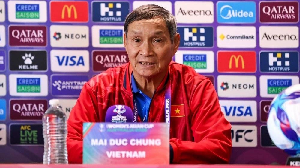 HLV Mai Đức Chung phát biểu tại buổi họp báo trước trận gặp ĐT nữ Đài Bắc Trung Hoa.